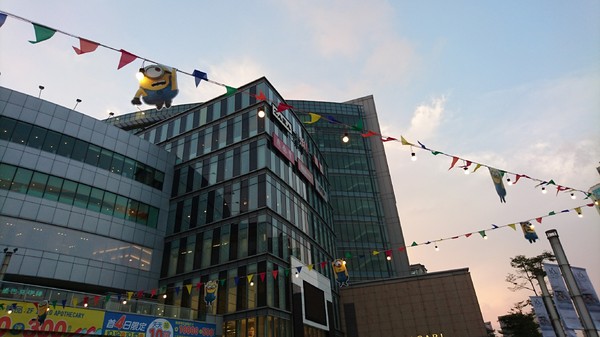 漢神巨蛋百貨(Great egg)：高雄漢神巨蛋~黃色風暴來襲~超萌小小兵入侵高雄~可愛場景讓你拍到不要不要呦~