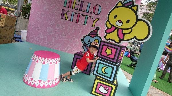 漢神巨蛋購物廣場：高雄漢神巨蛋~粉紅可愛教主Kitty正式登場~各式各樣粉嫩場景~太夢幻太甜蜜太好拍啦~