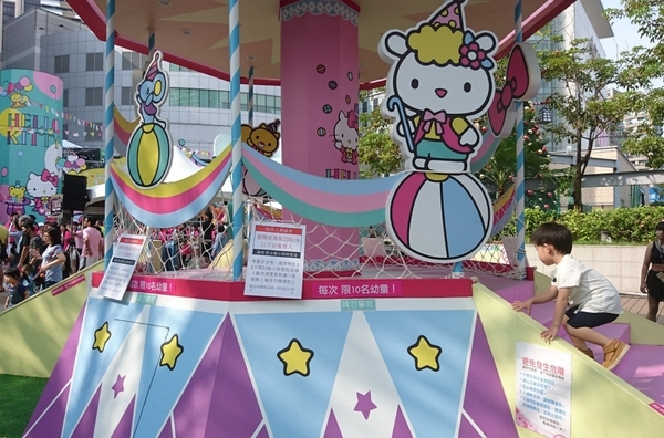 漢神巨蛋購物廣場：高雄漢神巨蛋~粉紅可愛教主Kitty正式登場~各式各樣粉嫩場景~太夢幻太甜蜜太好拍啦~