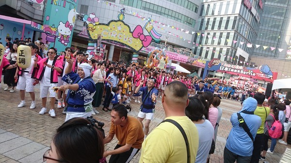 漢神巨蛋購物廣場：高雄漢神巨蛋~粉紅可愛教主Kitty正式登場~各式各樣粉嫩場景~太夢幻太甜蜜太好拍啦~