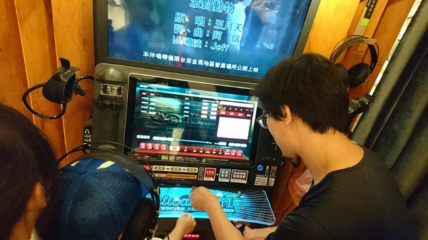 漢神巨蛋(WANKO巨蛋店)：高雄漢神巨蛋~COCOBAR 電話亭KTV~跟著潮流唱歌趣~我要當歌手~獨立空間銅板價格~超夯新鮮事~