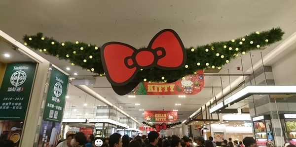 漢神巨蛋購物廣場：高雄漢神巨蛋~粉紅可愛教主Kitty正式登場~各式各樣粉嫩場景~太夢幻太甜蜜太好拍啦~