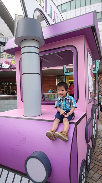 漢神巨蛋購物廣場：高雄漢神巨蛋~粉紅可愛教主Kitty正式登場~各式各樣粉嫩場景~太夢幻太甜蜜太好拍啦~