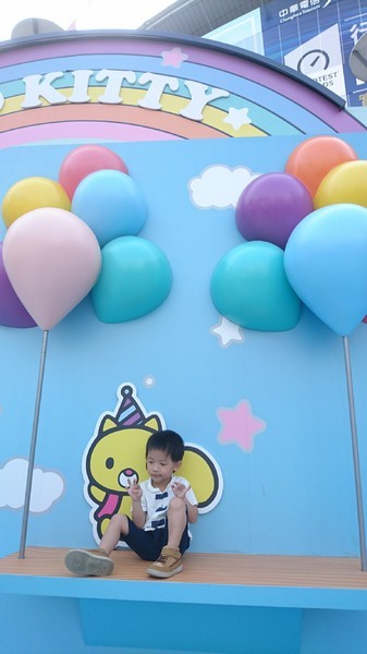 漢神巨蛋購物廣場：高雄漢神巨蛋~粉紅可愛教主Kitty正式登場~各式各樣粉嫩場景~太夢幻太甜蜜太好拍啦~