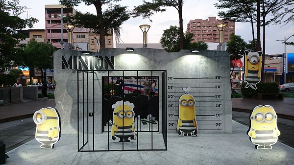 漢神巨蛋百貨(Great egg)：高雄漢神巨蛋~黃色風暴來襲~超萌小小兵入侵高雄~可愛場景讓你拍到不要不要呦~