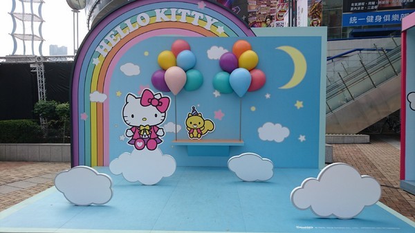 漢神巨蛋購物廣場：高雄漢神巨蛋~粉紅可愛教主Kitty正式登場~各式各樣粉嫩場景~太夢幻太甜蜜太好拍啦~