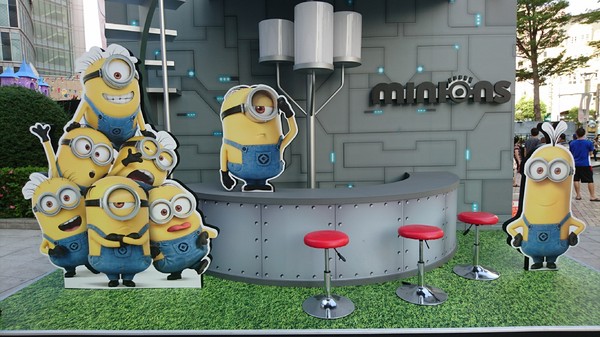 漢神巨蛋百貨(Great egg)：高雄漢神巨蛋~黃色風暴來襲~超萌小小兵入侵高雄~可愛場景讓你拍到不要不要呦~