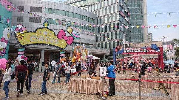 漢神巨蛋購物廣場：高雄漢神巨蛋~粉紅可愛教主Kitty正式登場~各式各樣粉嫩場景~太夢幻太甜蜜太好拍啦~