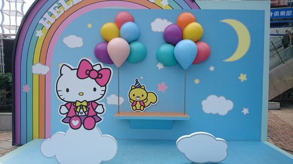 漢神巨蛋購物廣場：高雄漢神巨蛋~粉紅可愛教主Kitty正式登場~各式各樣粉嫩場景~太夢幻太甜蜜太好拍啦~