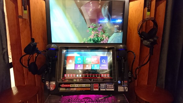 漢神巨蛋(WANKO巨蛋店)：高雄漢神巨蛋~COCOBAR 電話亭KTV~跟著潮流唱歌趣~我要當歌手~獨立空間銅板價格~超夯新鮮事~