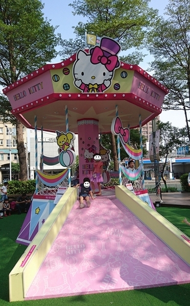 漢神巨蛋購物廣場：高雄漢神巨蛋~粉紅可愛教主Kitty正式登場~各式各樣粉嫩場景~太夢幻太甜蜜太好拍啦~