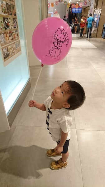 漢神巨蛋購物廣場：高雄漢神巨蛋~粉紅可愛教主Kitty正式登場~各式各樣粉嫩場景~太夢幻太甜蜜太好拍啦~