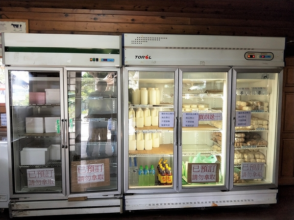 禾家牧場：【彰化市景點】禾家牧場~奶酪和霜淇淋都很香醇好吃，免費順遊景點