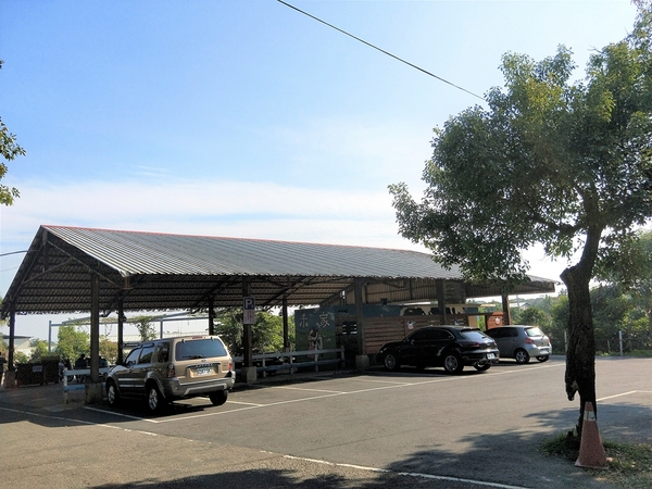 禾家牧場：【彰化市景點】禾家牧場~奶酪和霜淇淋都很香醇好吃，免費順遊景點