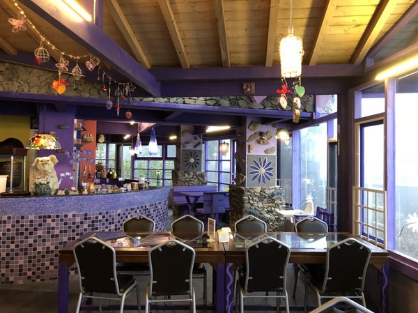 瑪格麗特花園霧上咖啡館：南投清境~瑪格麗特 紫屋餐廳~夢幻浪漫的紫色裝飾~繽紛樓梯與搖椅~拍照打卡的好地方~景觀餐廳~