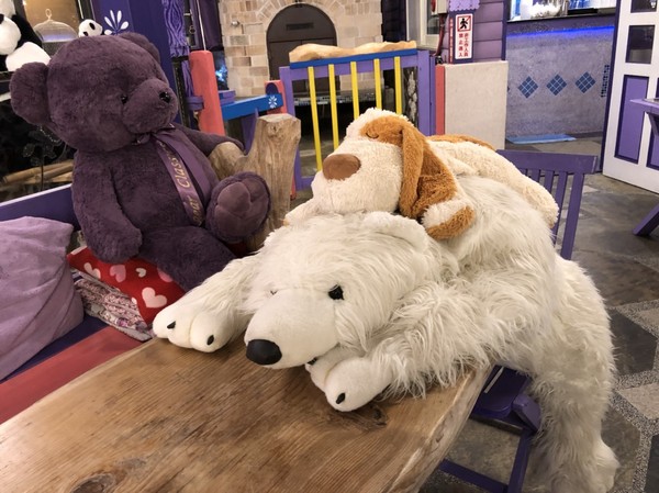 瑪格麗特花園霧上咖啡館：南投清境~瑪格麗特 紫屋餐廳~夢幻浪漫的紫色裝飾~繽紛樓梯與搖椅~拍照打卡的好地方~景觀餐廳~