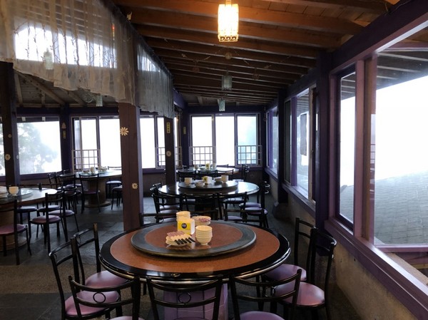 瑪格麗特花園霧上咖啡館：南投清境~瑪格麗特 紫屋餐廳~夢幻浪漫的紫色裝飾~繽紛樓梯與搖椅~拍照打卡的好地方~景觀餐廳~