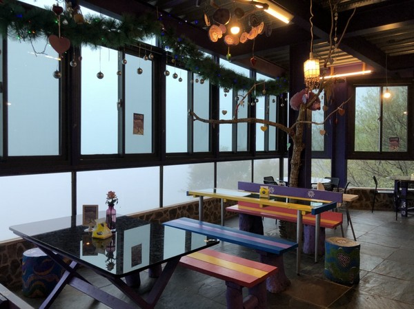 瑪格麗特花園霧上咖啡館：南投清境~瑪格麗特 紫屋餐廳~夢幻浪漫的紫色裝飾~繽紛樓梯與搖椅~拍照打卡的好地方~景觀餐廳~