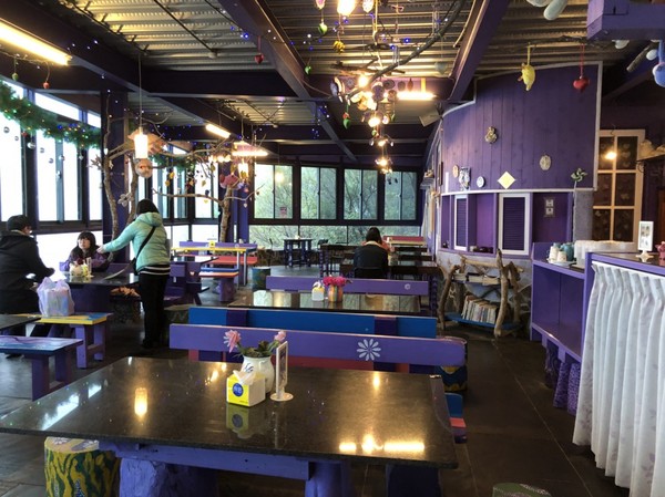 瑪格麗特花園霧上咖啡館：南投清境~瑪格麗特 紫屋餐廳~夢幻浪漫的紫色裝飾~繽紛樓梯與搖椅~拍照打卡的好地方~景觀餐廳~