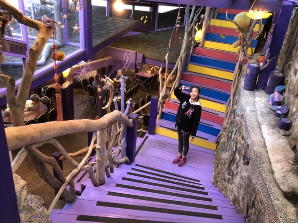 瑪格麗特花園霧上咖啡館：南投清境~瑪格麗特 紫屋餐廳~夢幻浪漫的紫色裝飾~繽紛樓梯與搖椅~拍照打卡的好地方~景觀餐廳~