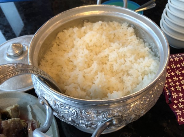 瑪格麗特花園霧上咖啡館：南投清境~瑪格麗特 紫屋餐廳~夢幻浪漫的紫色裝飾~繽紛樓梯與搖椅~拍照打卡的好地方~景觀餐廳~