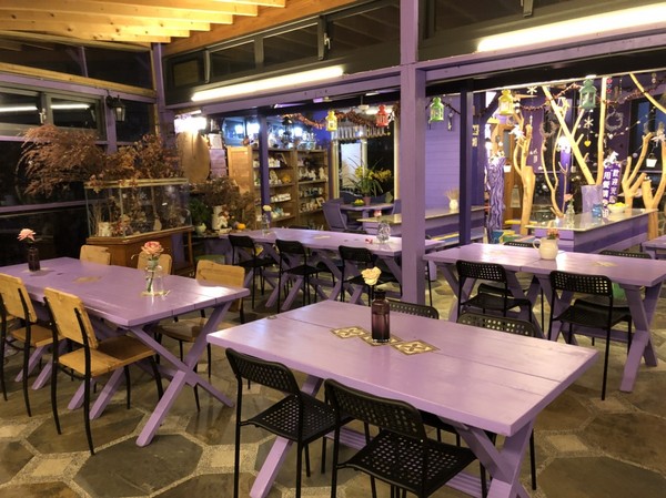 瑪格麗特花園霧上咖啡館：南投清境~瑪格麗特 紫屋餐廳~夢幻浪漫的紫色裝飾~繽紛樓梯與搖椅~拍照打卡的好地方~景觀餐廳~