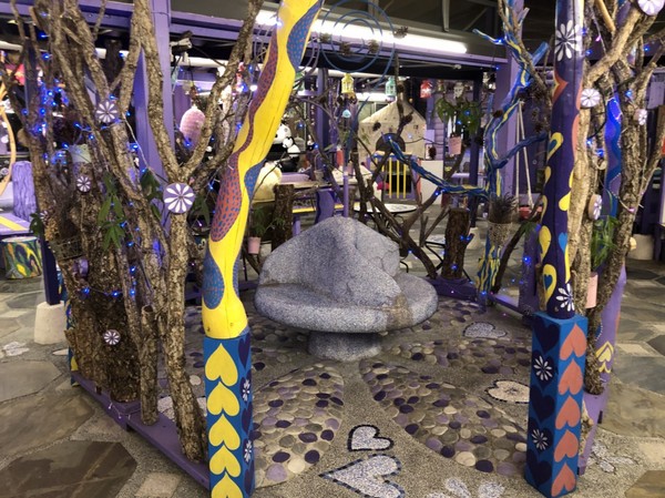 瑪格麗特花園霧上咖啡館：南投清境~瑪格麗特 紫屋餐廳~夢幻浪漫的紫色裝飾~繽紛樓梯與搖椅~拍照打卡的好地方~景觀餐廳~