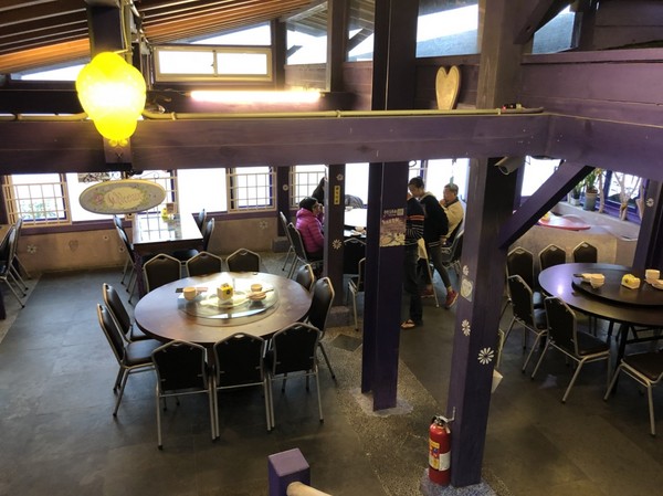 瑪格麗特花園霧上咖啡館：南投清境~瑪格麗特 紫屋餐廳~夢幻浪漫的紫色裝飾~繽紛樓梯與搖椅~拍照打卡的好地方~景觀餐廳~