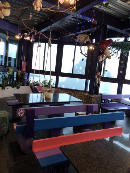 瑪格麗特花園霧上咖啡館：南投清境~瑪格麗特 紫屋餐廳~夢幻浪漫的紫色裝飾~繽紛樓梯與搖椅~拍照打卡的好地方~景觀餐廳~