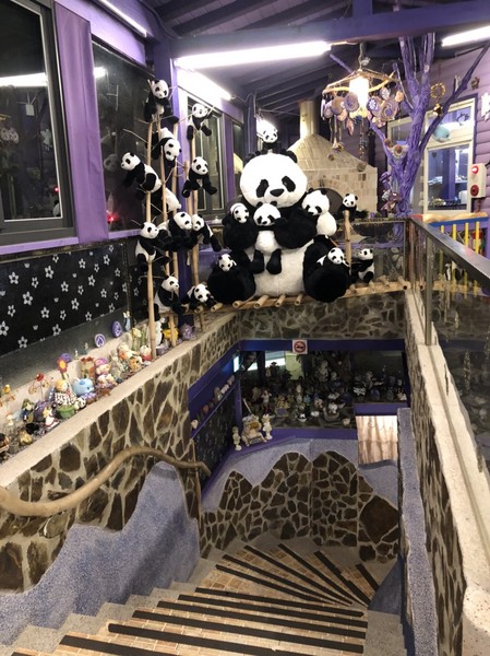 瑪格麗特花園霧上咖啡館：南投清境~瑪格麗特 紫屋餐廳~夢幻浪漫的紫色裝飾~繽紛樓梯與搖椅~拍照打卡的好地方~景觀餐廳~