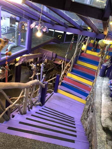 瑪格麗特花園霧上咖啡館：南投清境~瑪格麗特 紫屋餐廳~夢幻浪漫的紫色裝飾~繽紛樓梯與搖椅~拍照打卡的好地方~景觀餐廳~