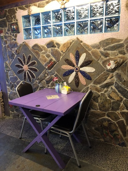 瑪格麗特花園霧上咖啡館：南投清境~瑪格麗特 紫屋餐廳~夢幻浪漫的紫色裝飾~繽紛樓梯與搖椅~拍照打卡的好地方~景觀餐廳~