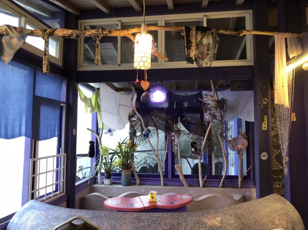瑪格麗特花園霧上咖啡館：南投清境~瑪格麗特 紫屋餐廳~夢幻浪漫的紫色裝飾~繽紛樓梯與搖椅~拍照打卡的好地方~景觀餐廳~