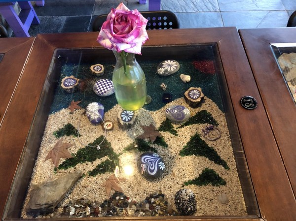 瑪格麗特花園霧上咖啡館：南投清境~瑪格麗特 紫屋餐廳~夢幻浪漫的紫色裝飾~繽紛樓梯與搖椅~拍照打卡的好地方~景觀餐廳~