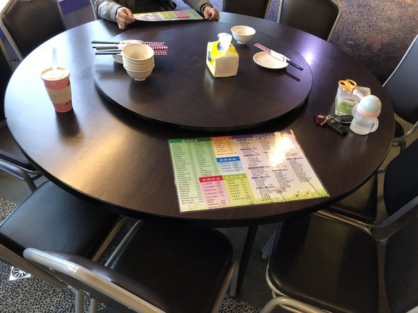 瑪格麗特花園霧上咖啡館：南投清境~瑪格麗特 紫屋餐廳~夢幻浪漫的紫色裝飾~繽紛樓梯與搖椅~拍照打卡的好地方~景觀餐廳~