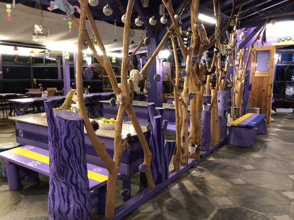 瑪格麗特花園霧上咖啡館：南投清境~瑪格麗特 紫屋餐廳~夢幻浪漫的紫色裝飾~繽紛樓梯與搖椅~拍照打卡的好地方~景觀餐廳~