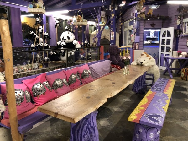 瑪格麗特花園霧上咖啡館：南投清境~瑪格麗特 紫屋餐廳~夢幻浪漫的紫色裝飾~繽紛樓梯與搖椅~拍照打卡的好地方~景觀餐廳~