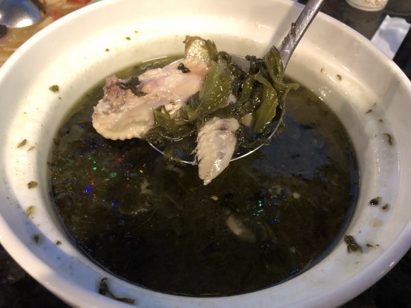 瑪格麗特花園霧上咖啡館：南投清境~瑪格麗特 紫屋餐廳~夢幻浪漫的紫色裝飾~繽紛樓梯與搖椅~拍照打卡的好地方~景觀餐廳~