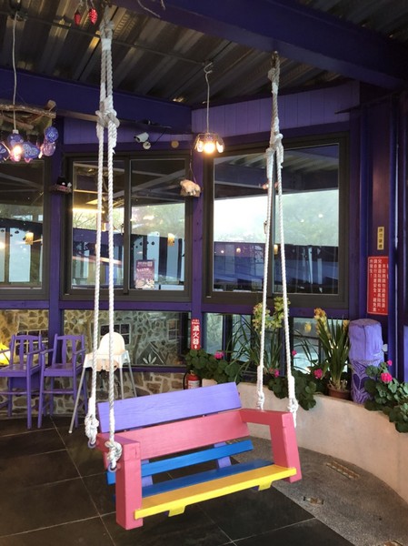 瑪格麗特花園霧上咖啡館：南投清境~瑪格麗特 紫屋餐廳~夢幻浪漫的紫色裝飾~繽紛樓梯與搖椅~拍照打卡的好地方~景觀餐廳~