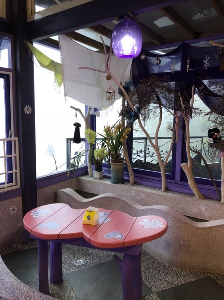 瑪格麗特花園霧上咖啡館：南投清境~瑪格麗特 紫屋餐廳~夢幻浪漫的紫色裝飾~繽紛樓梯與搖椅~拍照打卡的好地方~景觀餐廳~