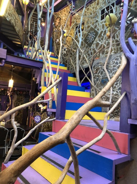 瑪格麗特花園霧上咖啡館：南投清境~瑪格麗特 紫屋餐廳~夢幻浪漫的紫色裝飾~繽紛樓梯與搖椅~拍照打卡的好地方~景觀餐廳~