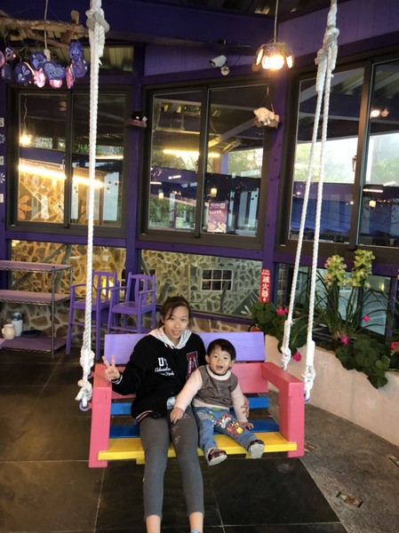 瑪格麗特花園霧上咖啡館：南投清境~瑪格麗特 紫屋餐廳~夢幻浪漫的紫色裝飾~繽紛樓梯與搖椅~拍照打卡的好地方~景觀餐廳~