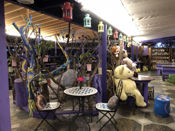 瑪格麗特花園霧上咖啡館：南投清境~瑪格麗特 紫屋餐廳~夢幻浪漫的紫色裝飾~繽紛樓梯與搖椅~拍照打卡的好地方~景觀餐廳~