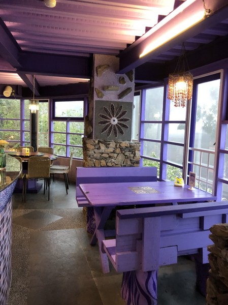 瑪格麗特花園霧上咖啡館：南投清境~瑪格麗特 紫屋餐廳~夢幻浪漫的紫色裝飾~繽紛樓梯與搖椅~拍照打卡的好地方~景觀餐廳~
