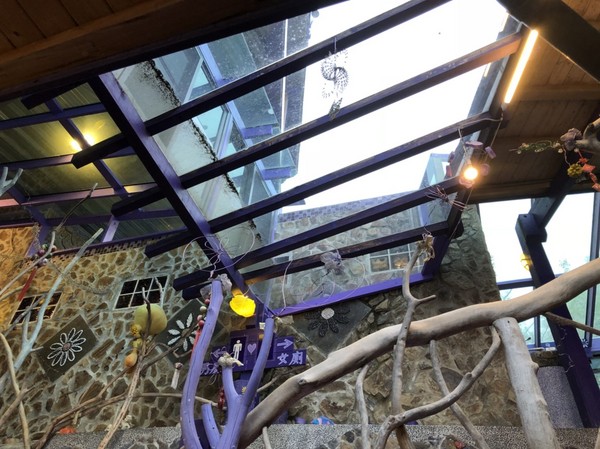 瑪格麗特花園霧上咖啡館：南投清境~瑪格麗特 紫屋餐廳~夢幻浪漫的紫色裝飾~繽紛樓梯與搖椅~拍照打卡的好地方~景觀餐廳~