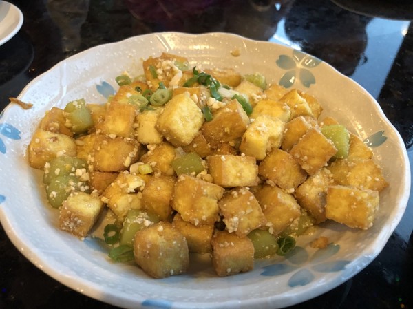 瑪格麗特花園霧上咖啡館：南投清境~瑪格麗特 紫屋餐廳~夢幻浪漫的紫色裝飾~繽紛樓梯與搖椅~拍照打卡的好地方~景觀餐廳~