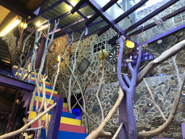 瑪格麗特花園霧上咖啡館：南投清境~瑪格麗特 紫屋餐廳~夢幻浪漫的紫色裝飾~繽紛樓梯與搖椅~拍照打卡的好地方~景觀餐廳~