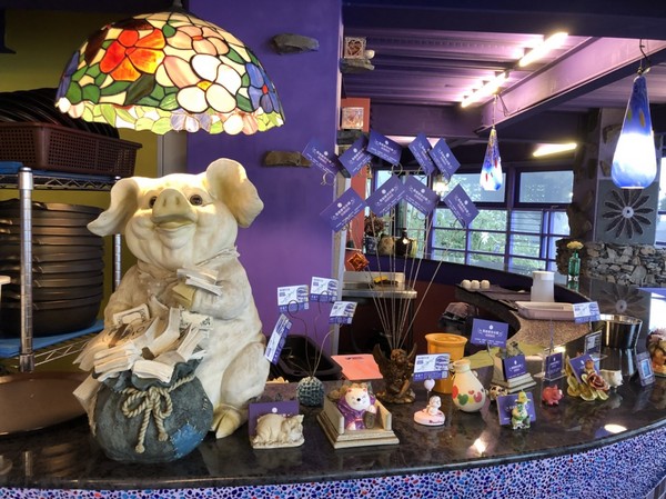 瑪格麗特花園霧上咖啡館：南投清境~瑪格麗特 紫屋餐廳~夢幻浪漫的紫色裝飾~繽紛樓梯與搖椅~拍照打卡的好地方~景觀餐廳~