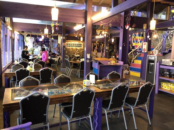 瑪格麗特花園霧上咖啡館：南投清境~瑪格麗特 紫屋餐廳~夢幻浪漫的紫色裝飾~繽紛樓梯與搖椅~拍照打卡的好地方~景觀餐廳~