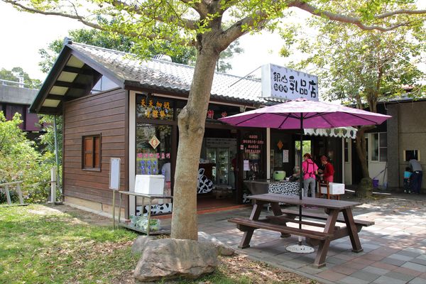 日月山景休閒農場:【彰化景點】日月山景休閒農場/牽手小路/免門票/鮮乳製品/可愛小動物/烤肉DIY生態導覽活動/兒童遊憩區/親子旅遊